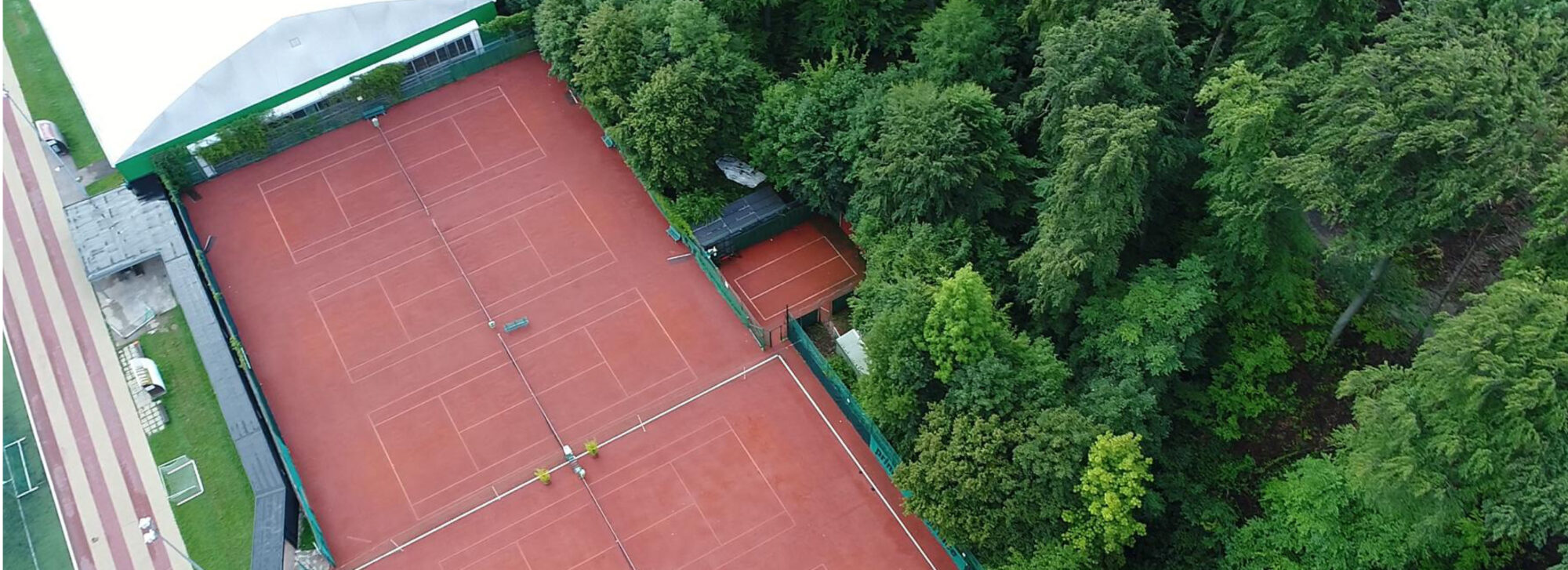 Ein weitläufiger Sportplatz auf der Marswiese, umgeben von Natur, mit klaren Linien und einer gepflegten Spielfläche.